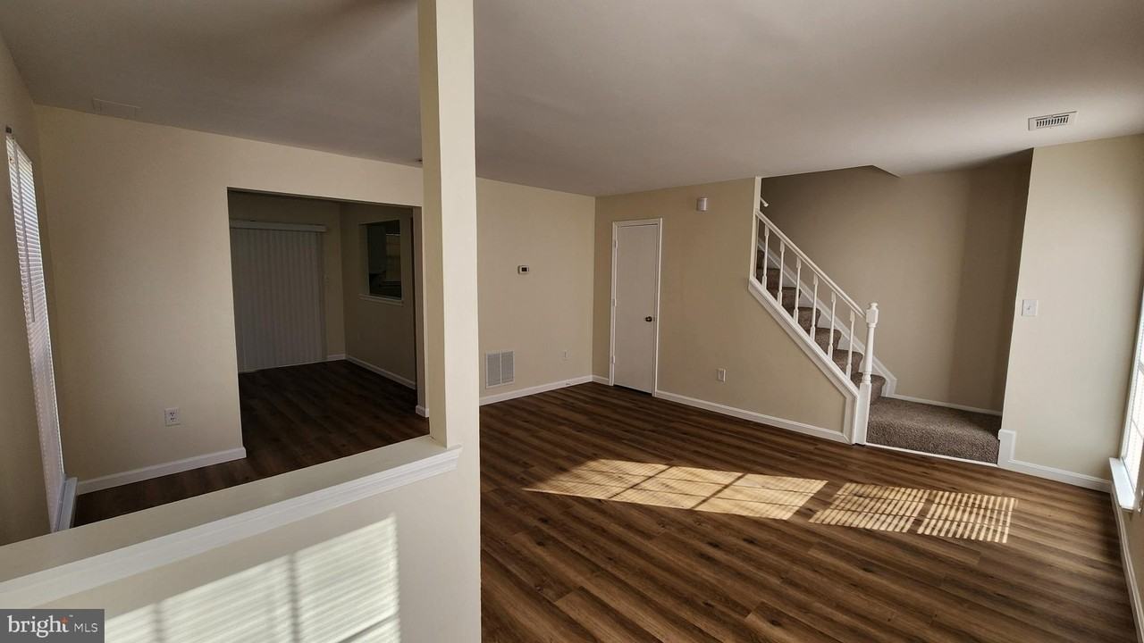 17 Sandra Ct - Photo 3 of 30