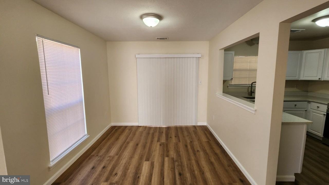 17 Sandra Ct - Photo 7 of 30