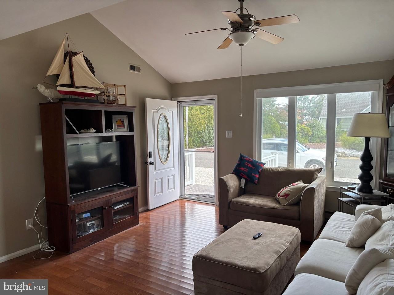 156 Rodman Dr - Photo 3 of 21