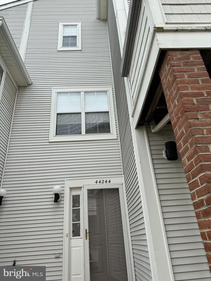 44244 Mossy Brook Sq - Photo 2 of 28