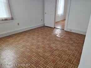 1505 Sloan St - Photo 4 of 12