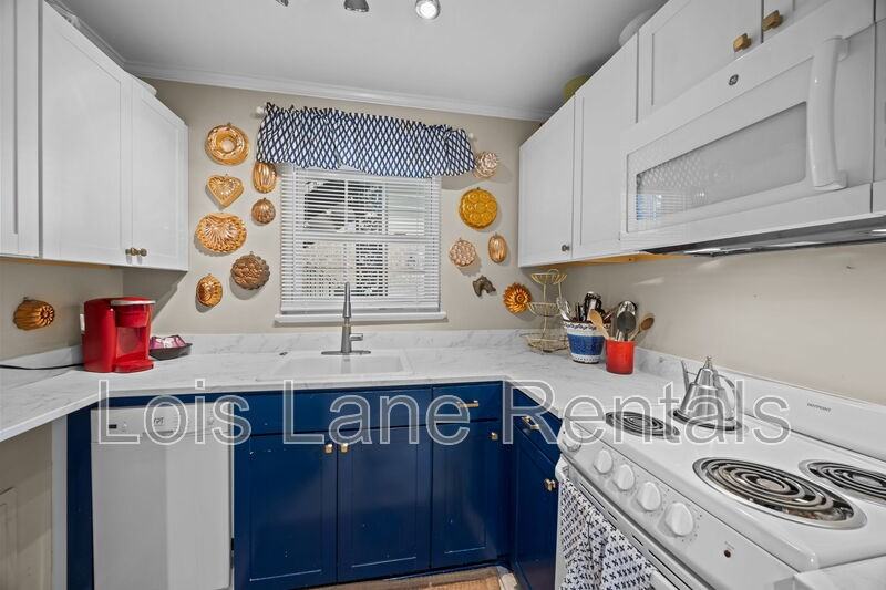 874 Colony Dr - Photo 4 of 20