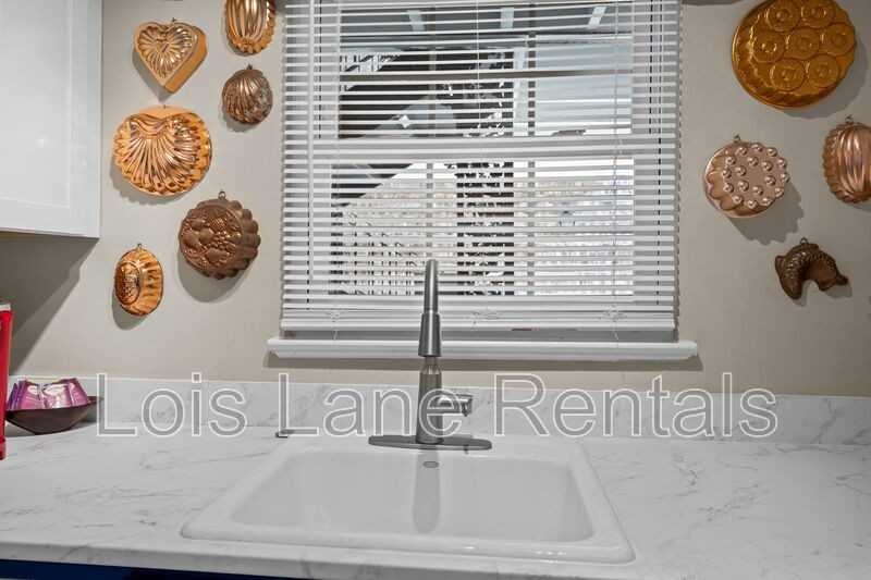 874 Colony Dr - Photo 6 of 20