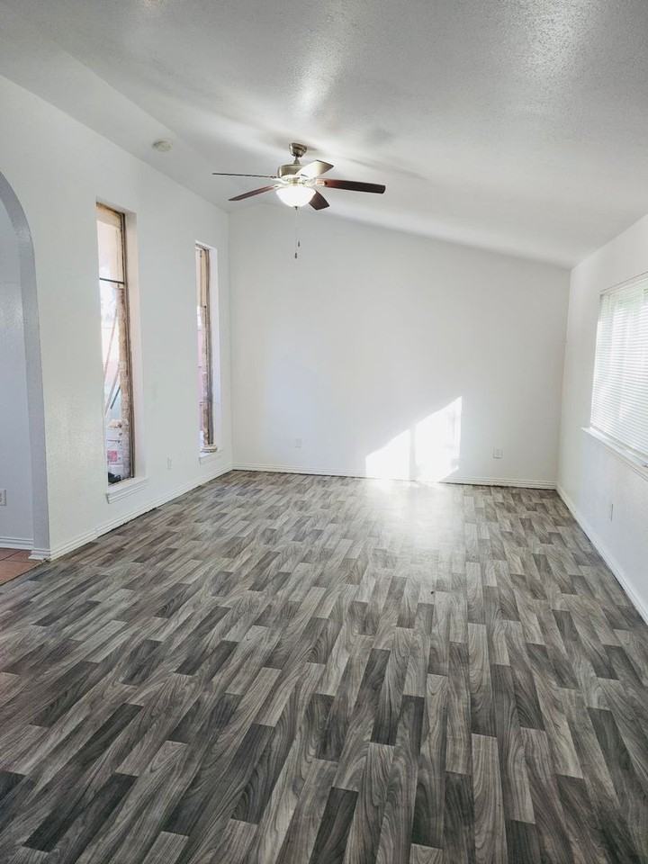 2111 Sheraton Dr - Photo 3 of 12