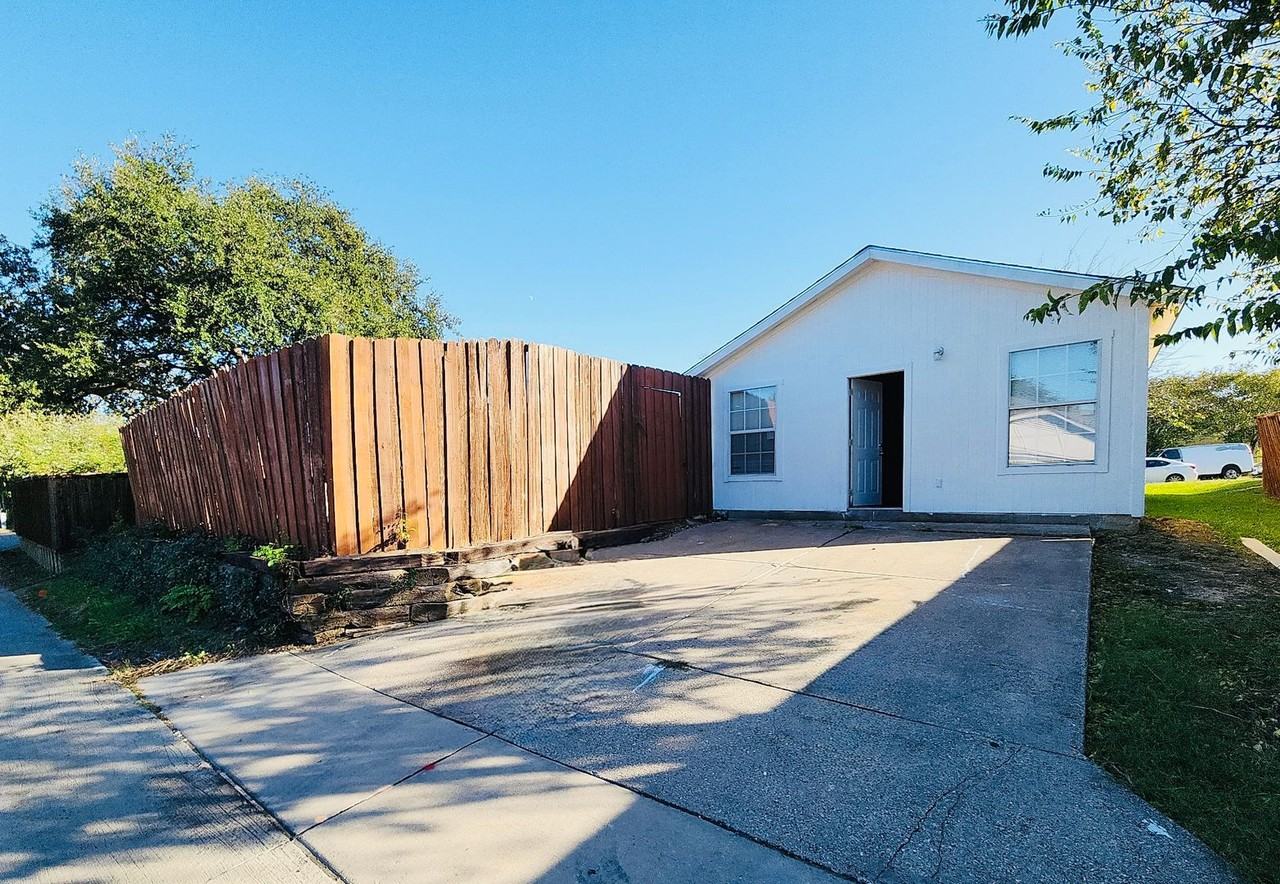 2111 Sheraton Dr - Photo 6 of 12