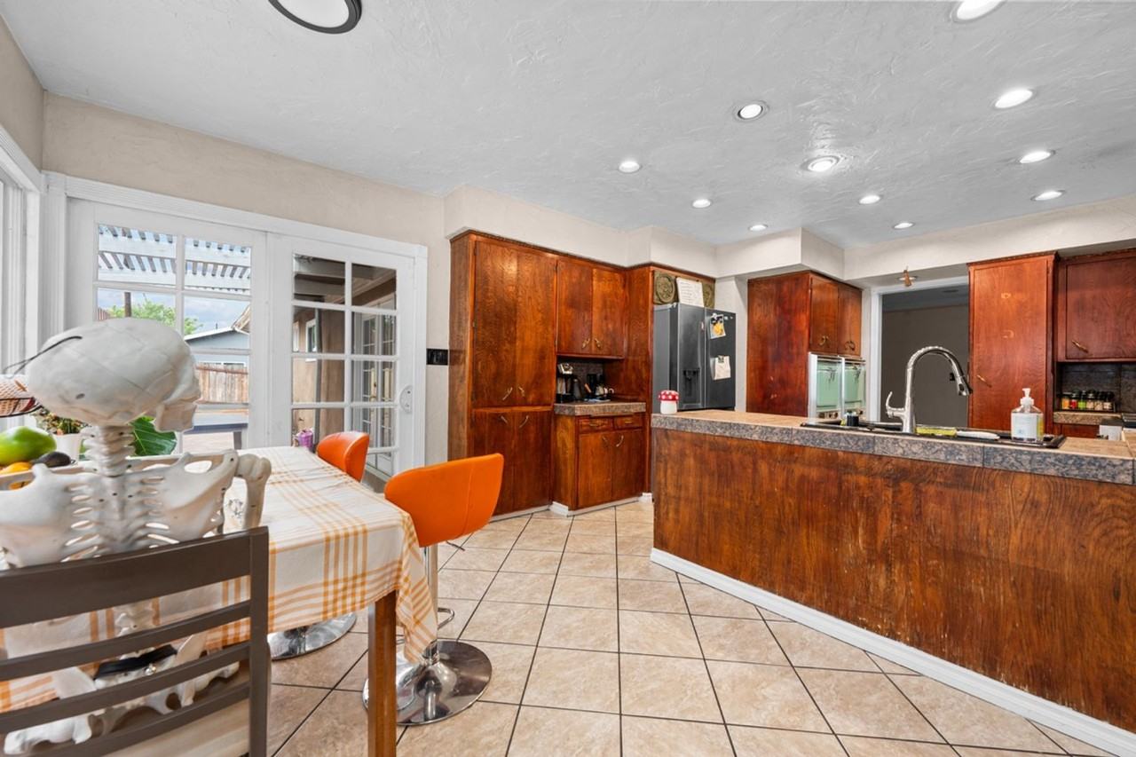 4840 College Ave - Photo 4 of 25