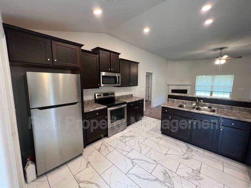 1010 Brookhaven Dr - Photo 5 of 21