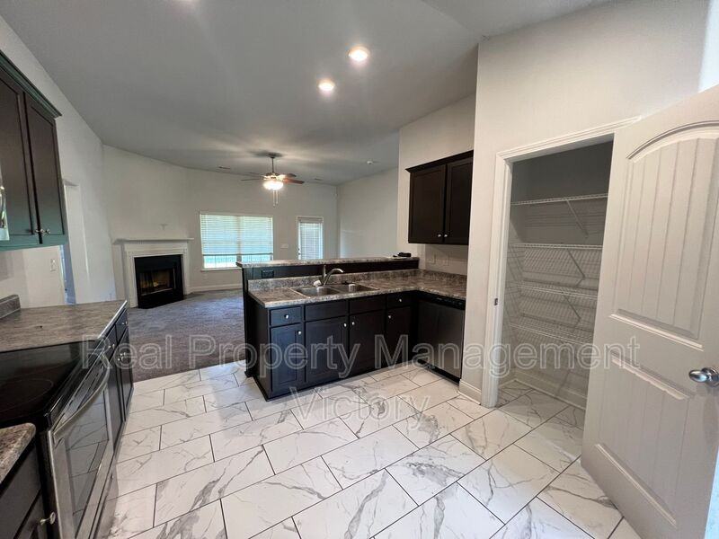 1010 Brookhaven Dr - Photo 6 of 21