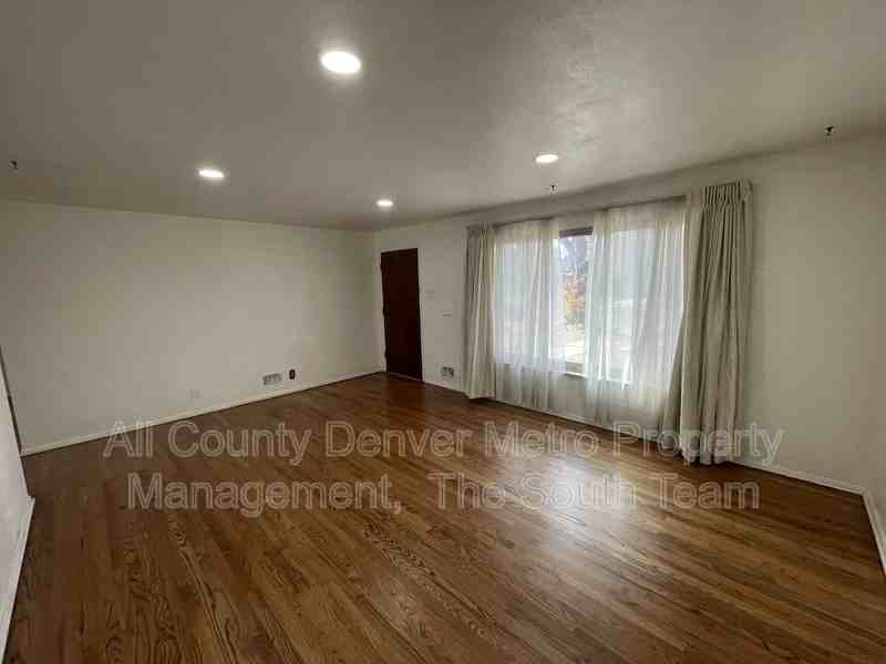 3086 Victor St - Photo 4 of 30