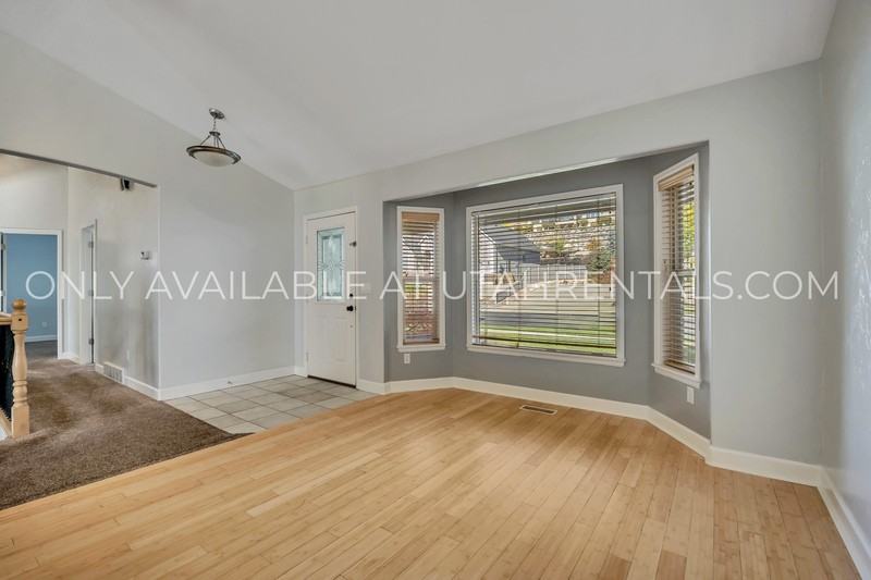 8913 N Pine Hollow Dr - Photo 5 of 50