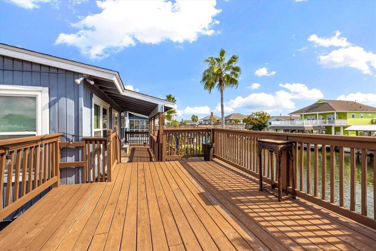 370 Ling St - Photo 5 of 37