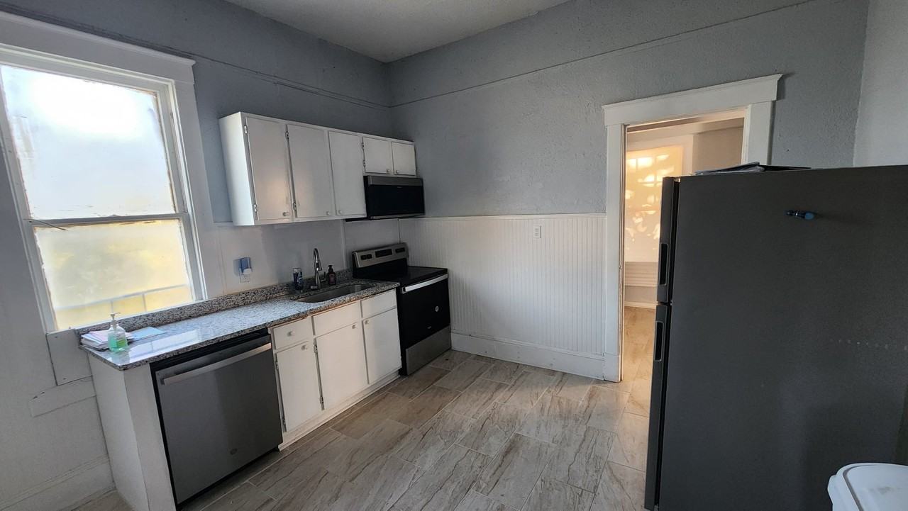 826 E Duffy St #B - Photo 4 of 6