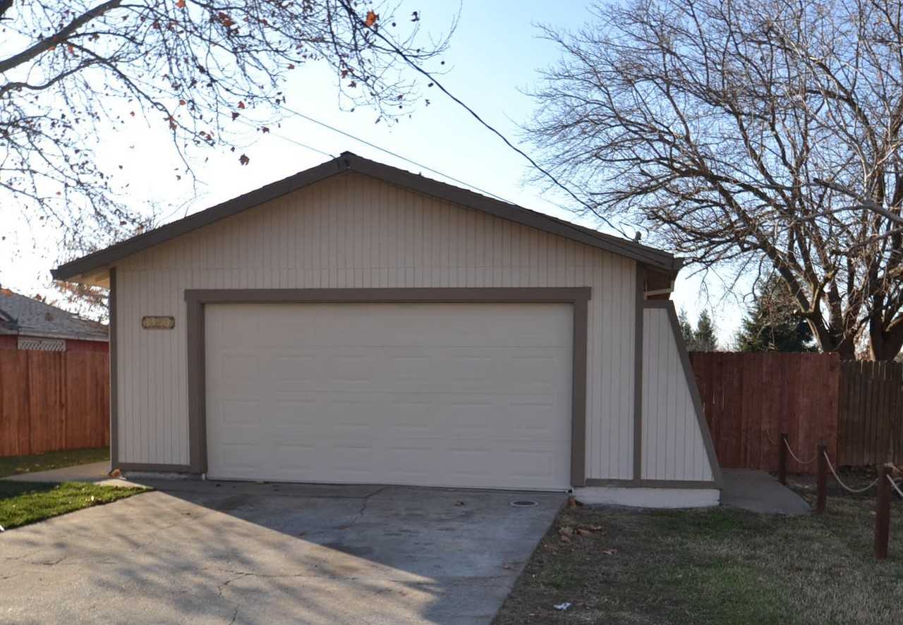 4320 76th St - Photo 2 of 7