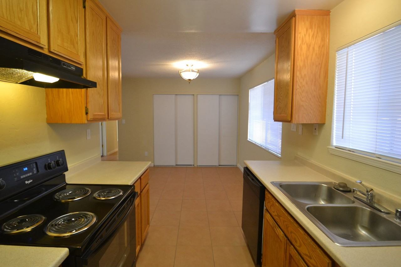 4320 76th St - Photo 3 of 7