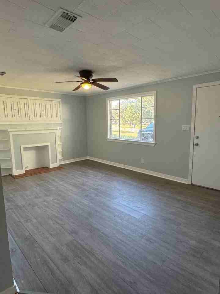 723 E Washington St - Photo 4 of 11