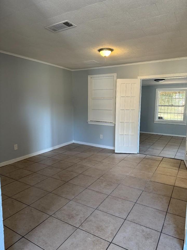 723 E Washington St - Photo 5 of 11