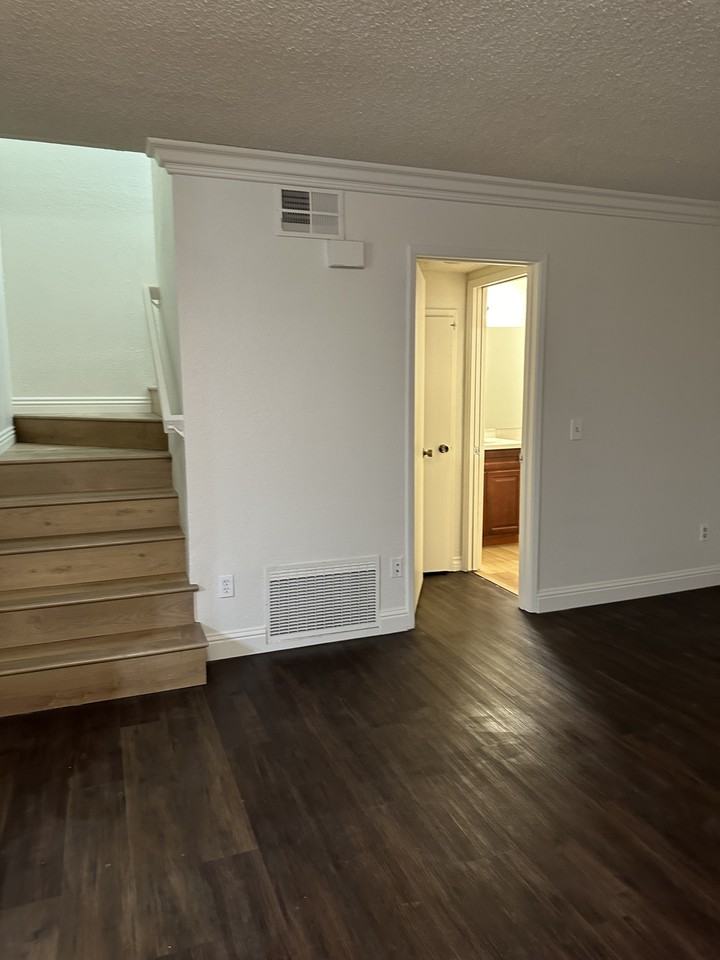 1893 Cherokee Dr #3 - Photo 4 of 11