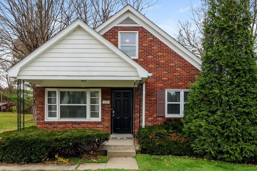 1123 Clay Ave - Photo 4 of 17