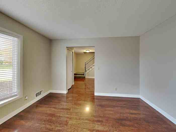 8525 Ivywood Avenue South - Photo 6 of 32