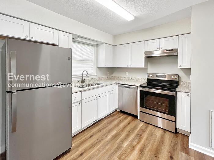 425 Shallowood Ln - Photo 3 of 21