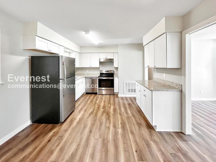 425 Shallowood Ln - Photo 4 of 21