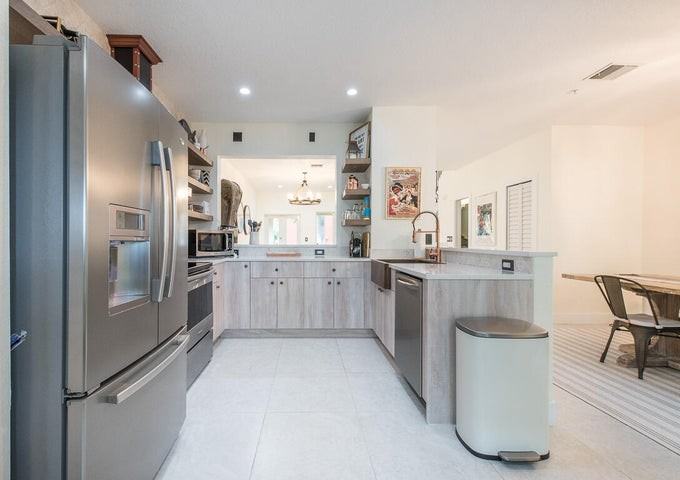 1910 Coastal Bay Boulevard - Photo 4 of 9