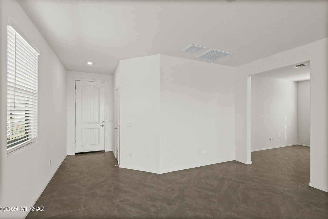 12540 North Kristina Avenue - Photo 5 of 34