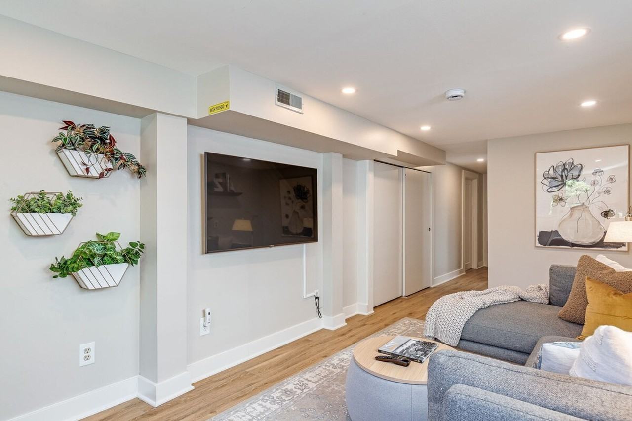 1706 Warren Ave N #1035890P - Photo 4 of 50