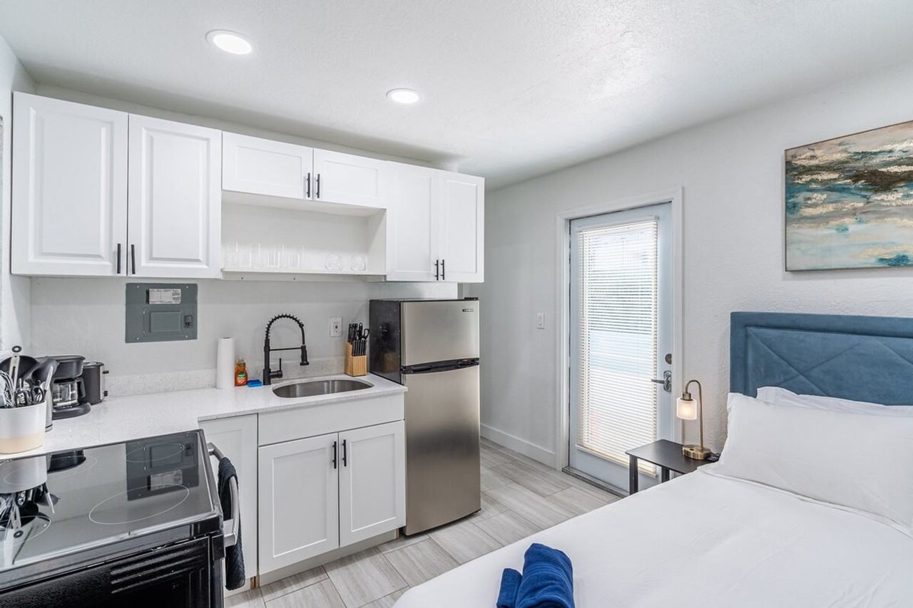 975-977 Southwest 10th Street - Photo 3 of 28