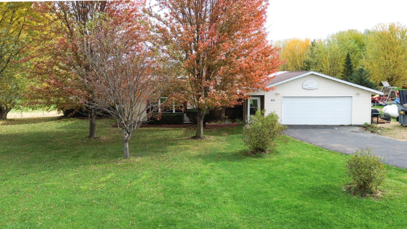 911 200th St - Photo 2 of 33