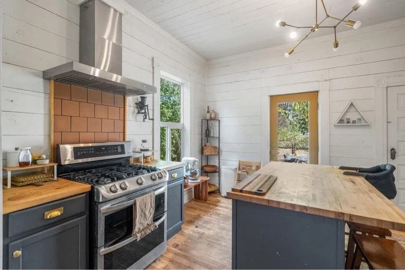 540 S Lincoln St - Photo 3 of 15