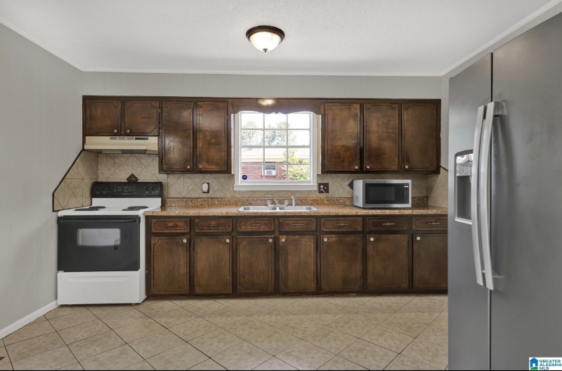 916 Avenue E - Photo 2 of 9