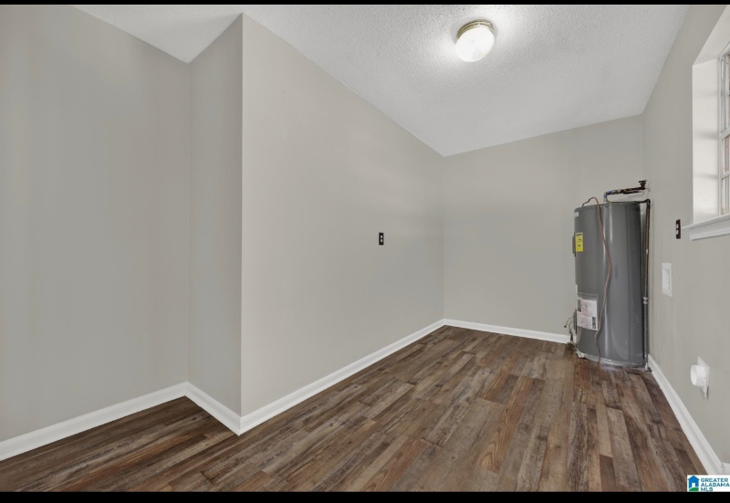 916 Avenue E - Photo 5 of 9