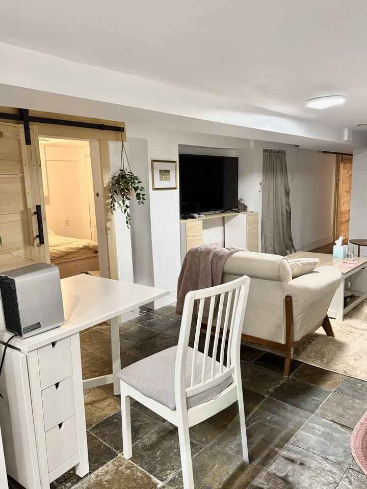 20 #basement Linnsmore Crescent - Photo 6 of 9