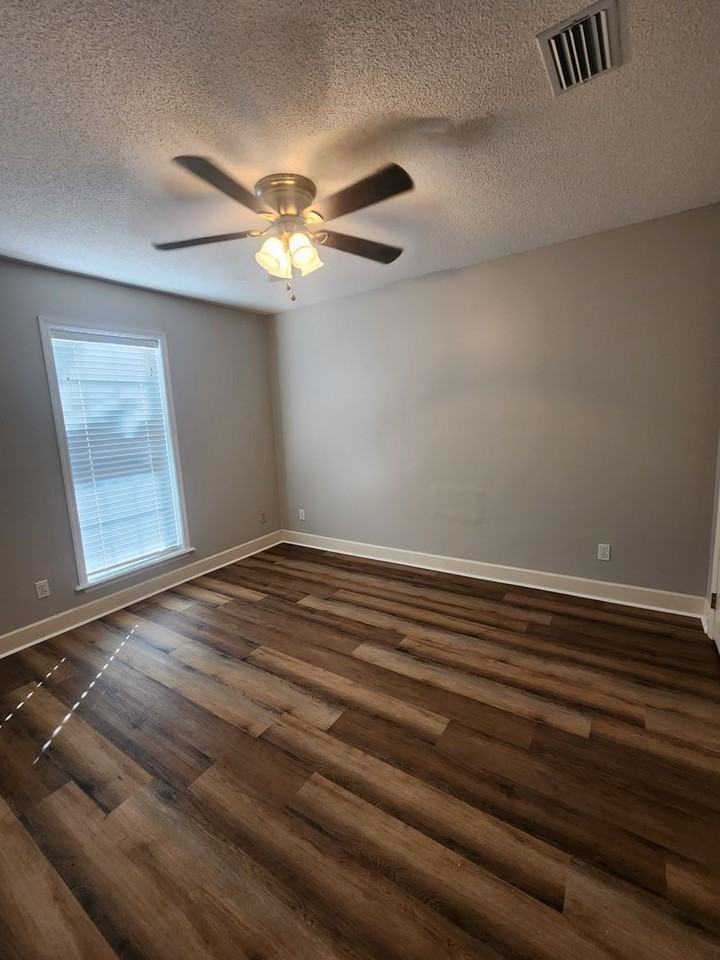 4610 Foxborough Ave - Photo 5 of 18