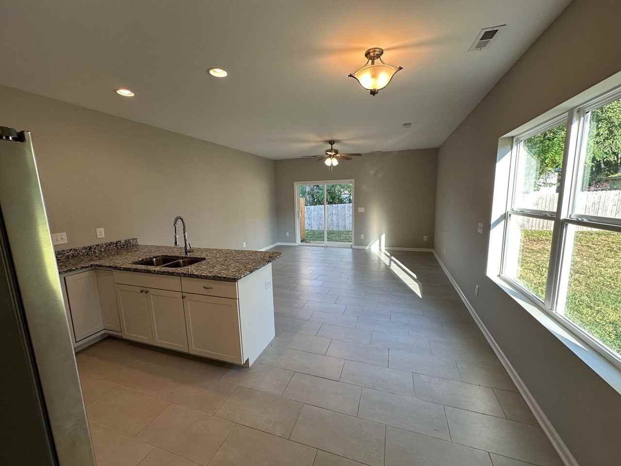 390 Armstrong St #B - Photo 4 of 15