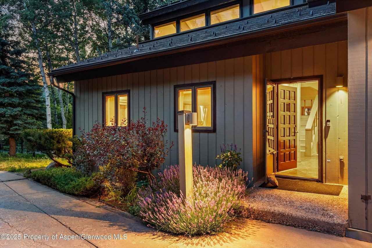 28 Larkspur Ln - Photo 3 of 33