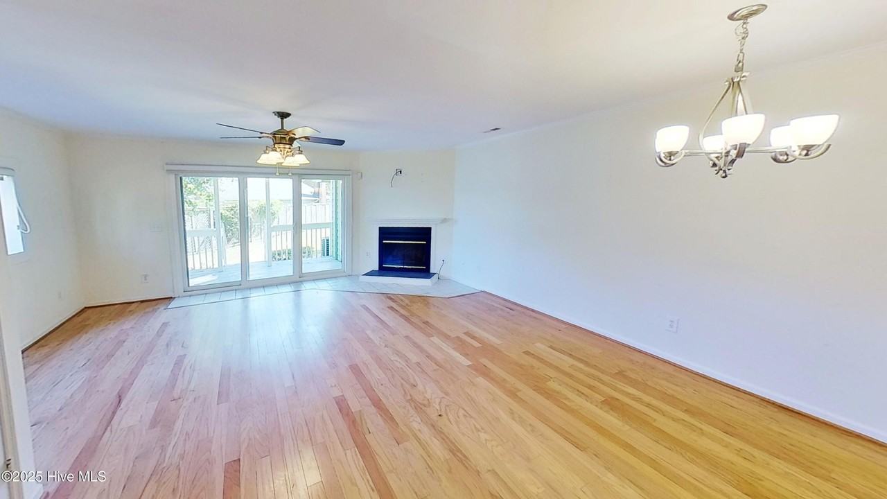 3998 Echo Farms Blvd - Photo 4 of 29