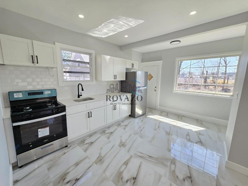 1549 Morris Pl - Photo 2 of 8