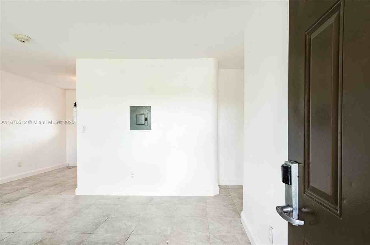 1605 Ne 126th St #502 - Photo 2 of 4