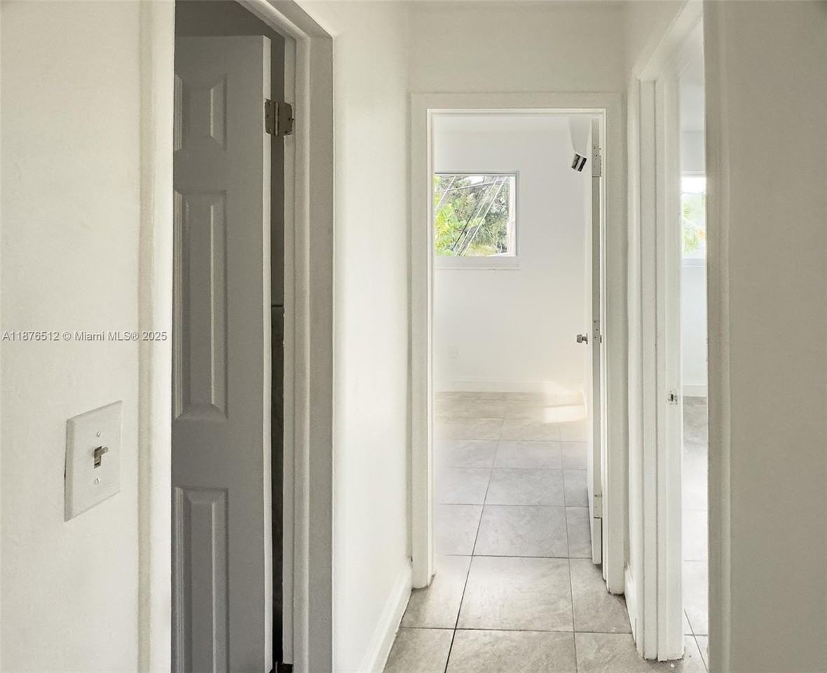 1605 Ne 126th St #502 - Photo 3 of 4