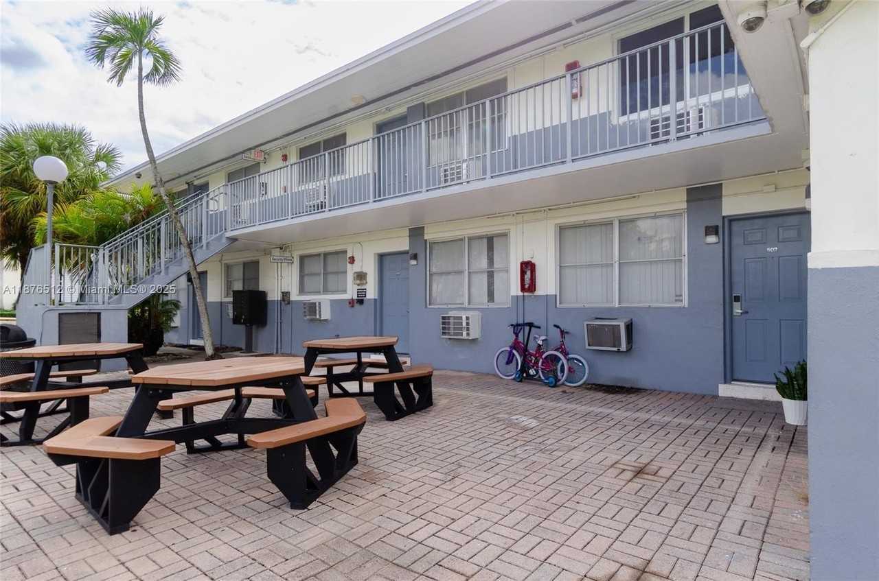 1605 Ne 126th St #502 - Photo 4 of 4