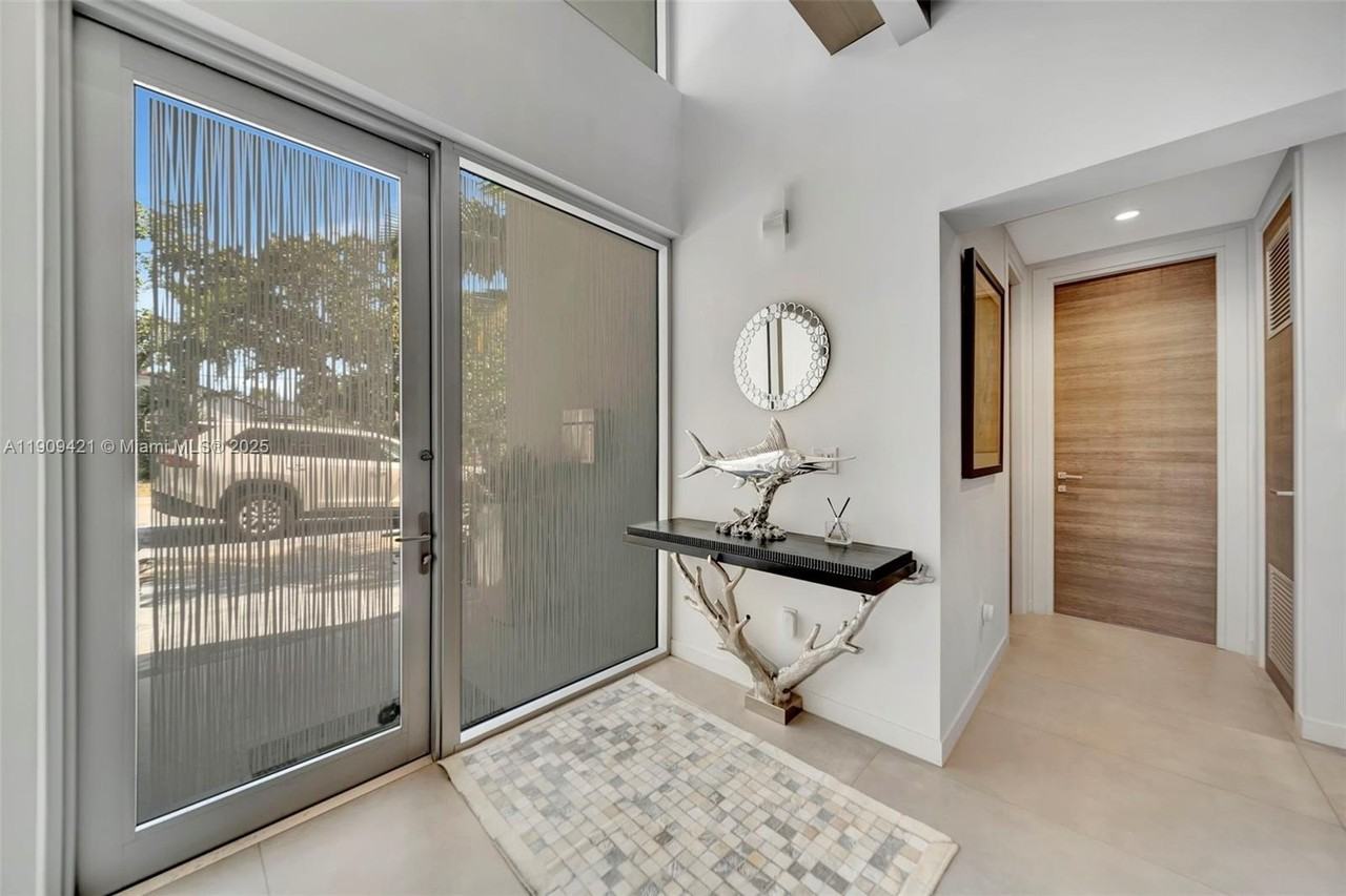 544 N Victoria Park Rd - Photo 5 of 50