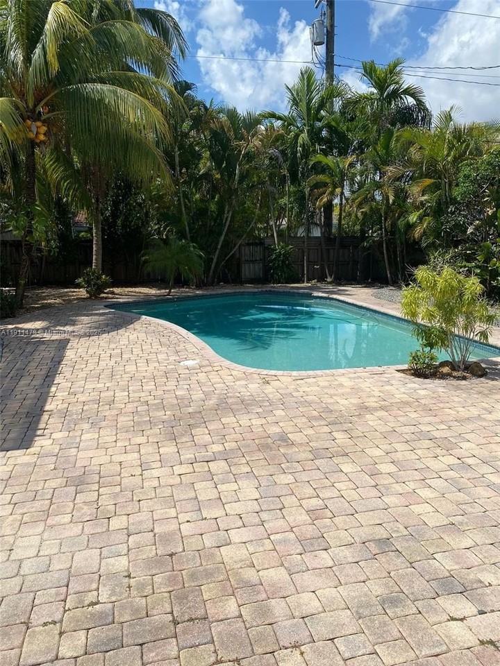 1516 Funston St - Photo 5 of 19