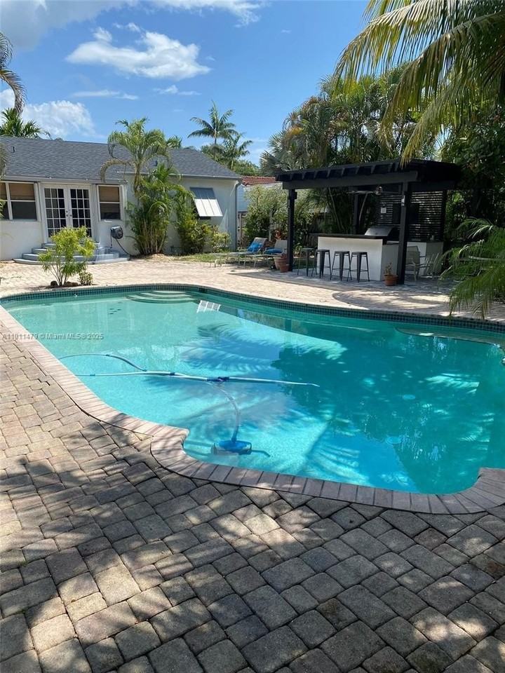 1516 Funston St - Photo 6 of 19