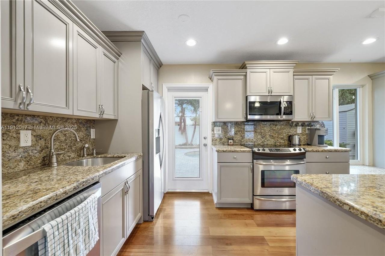 1311 Ne 26th Ter - Photo 5 of 47