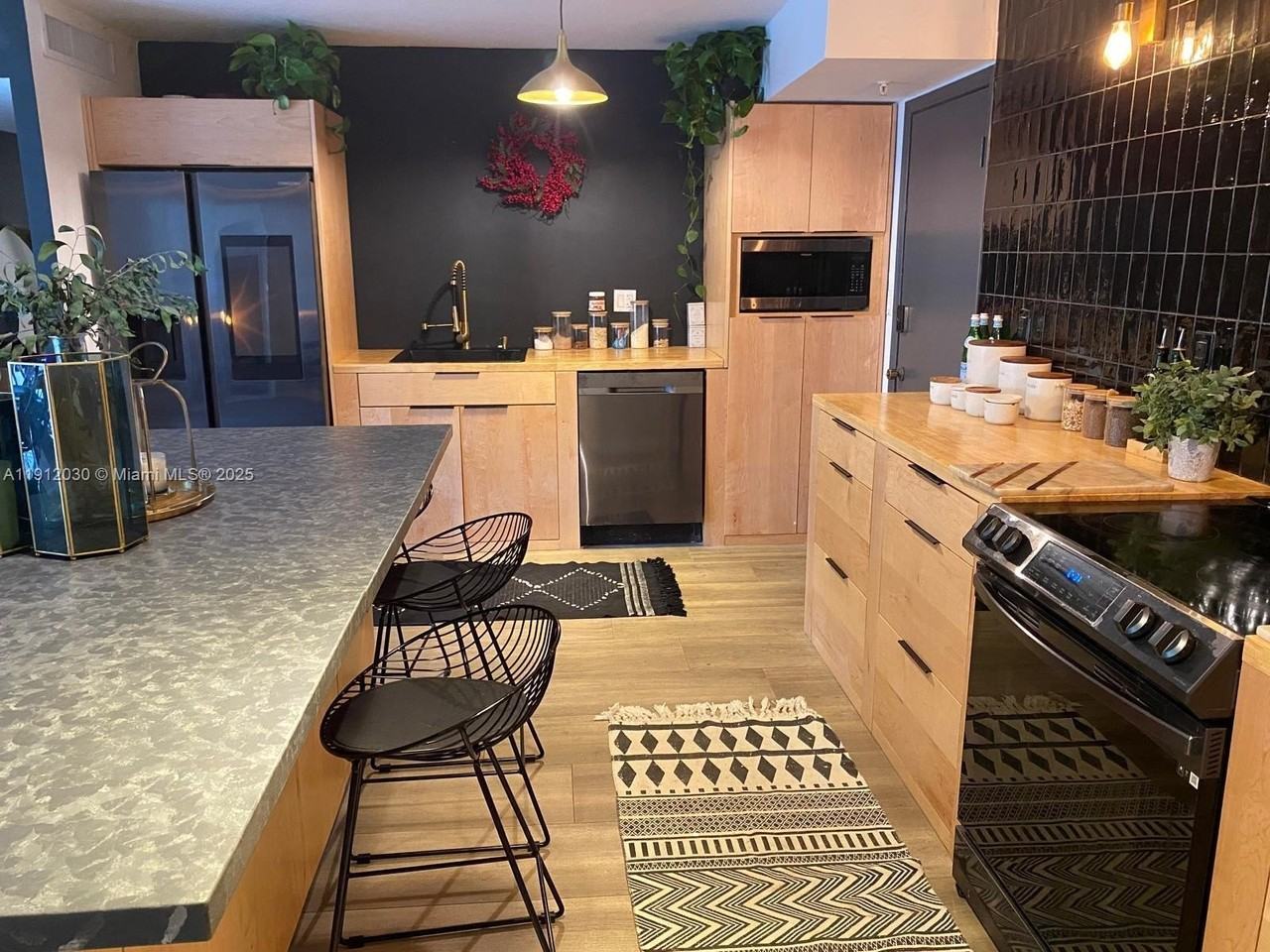 550 Ocean Dr #2D - Photo 2 of 35