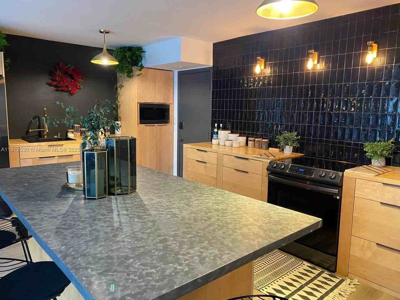 550 Ocean Dr #2D - Photo 3 of 35