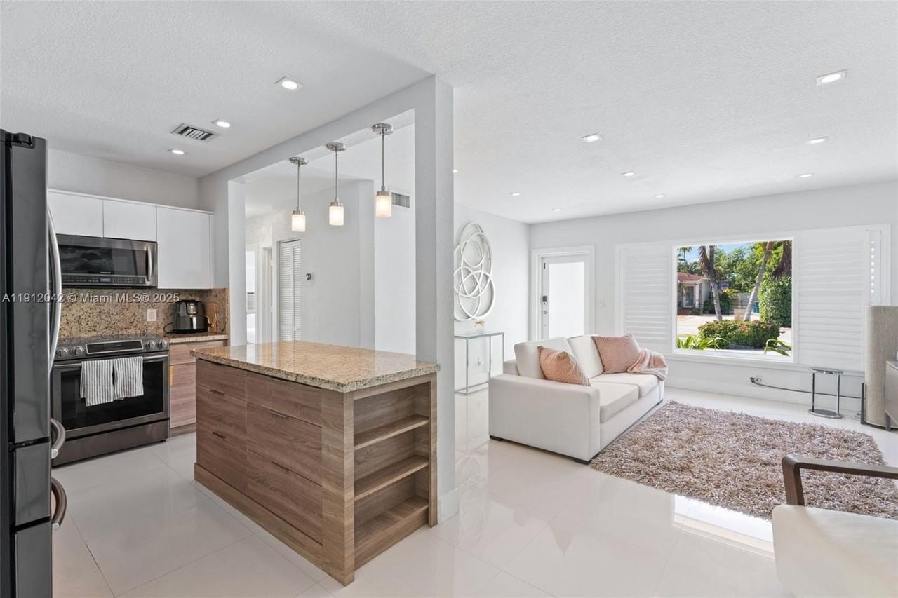 6371 Sw 23rd St #6371 - Photo 3 of 20