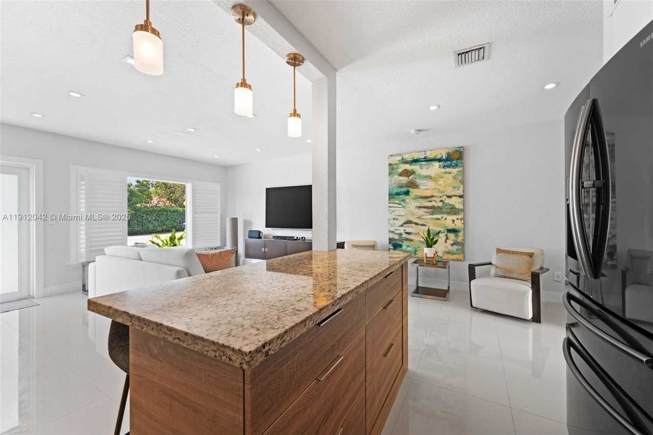 6371 Sw 23rd St #6371 - Photo 4 of 20